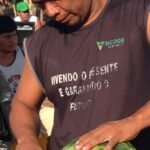 e um professor indígena começa a servir as frutas da nossa “ceia” na floresta