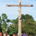 e todos vão se reunindo em torno da grande cruz de madeira