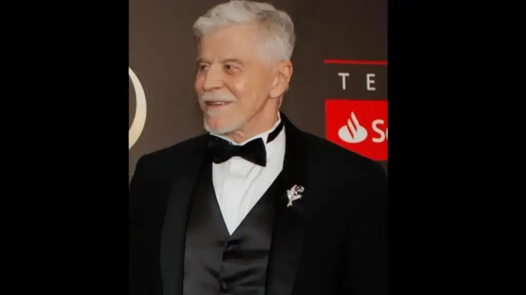 Miguel Falabella usa broche muguet que será lançado pela joalheria Tereza Xavier